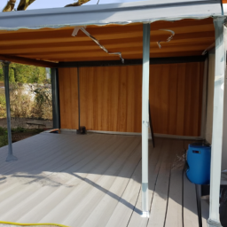 Créer une atmosphère méditerranéenne avec une pergola en fer forgé Les Lilas